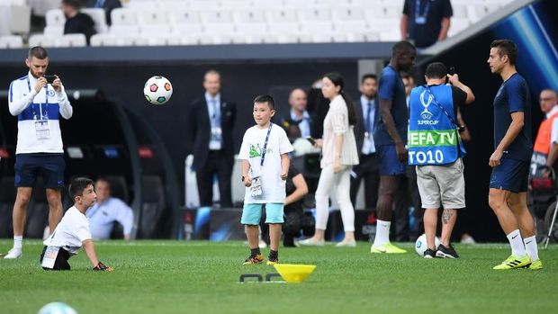 Jelang Piala Super Eropa, Liverpool Asyik Hibur Anak-anak Difabel