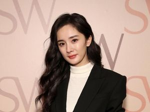 Kontroversi Kaus Versace Berujung Boikot dari Aktris China