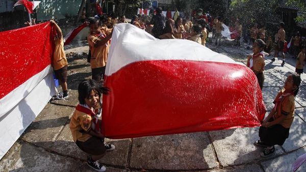 Cerianya Anak-anak SD di Solo Saat mencuci Bendera Jelang HUT RI