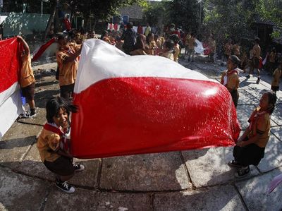 Cerianya Anak-anak SD di Solo Saat mencuci Bendera Jelang HUT RI
