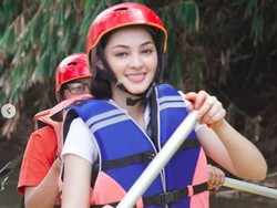 Melihat Aksi Jolene Marie Bersihkan Sampah Plastik di Sungai