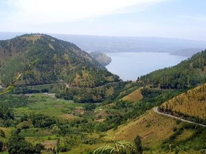 Indah! Jalan Lingkar Samosir 145 Km Meliuk di Antara Bukit Indah! Jalan Lingkar Samosir 145 Km Meliuk di Antara Bukit