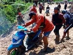 10 Titik Longsor Putus Jalan Poros Palu-Kulawi 10 Titik Longsor Putus Jalan Poros Palu-Kulawi