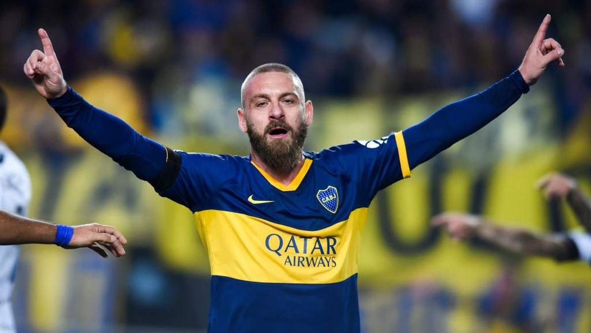 Daniele De Rossi langsung mencetak gol di laga kompetitif pertamanya bersama Boca Juniors (Foto: Marcelo Endelli/Getty Images)