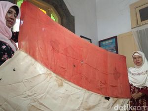 Olly Pengibar Bendera Pertama di Cirebon Berjuang Berantas Buta Huruf