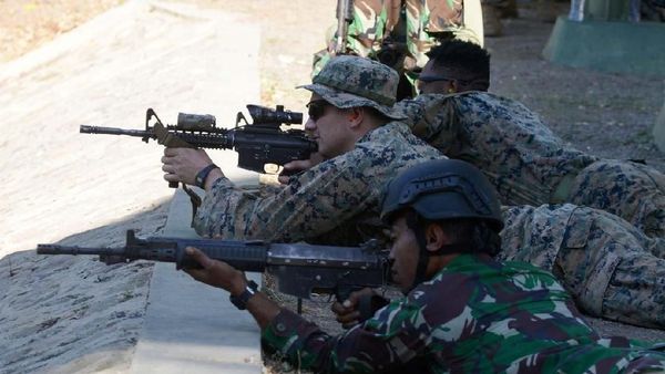 Marinir Indonesia dan Amerika Adu Tepat Bidik Sasaran Tembak