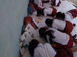 Bangunan Tak Layak, Siswa SDN Jaya Mekar Cianjur Belajar di Teras