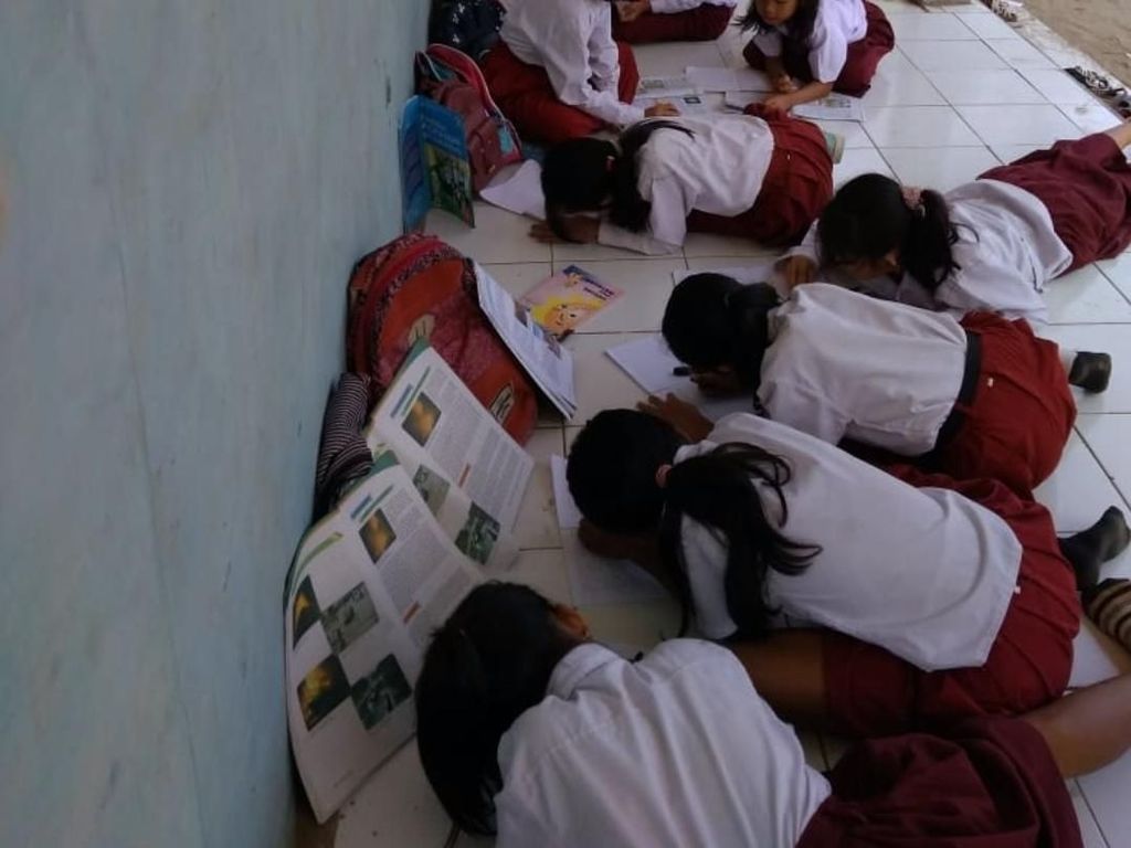 Bangunan Tak Layak, Siswa SDN Jaya Mekar Cianjur Belajar di Teras Bangunan Tak Layak, Siswa SDN Jaya Mekar Cianjur Belajar di Teras