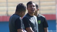 Dia bilang mental pemain hanya perlu diangkat sedikit usai ditinggal pelatih Djajang Nurdjaman.