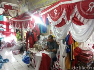 Pedagang Pernak-pernik Merah Putih Tetap Eksis Jelang 17 Agustus
