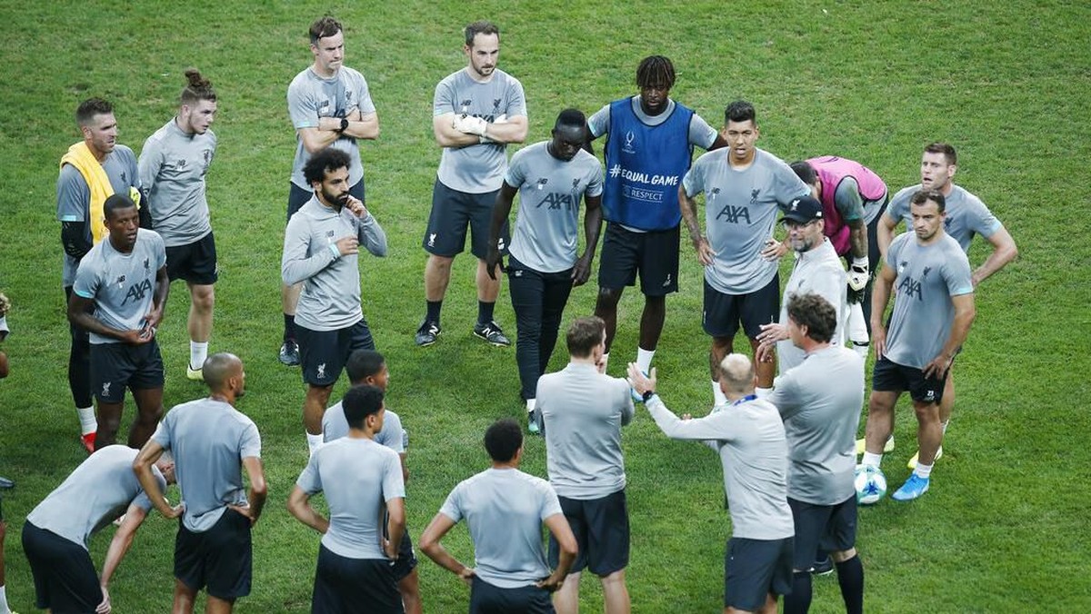Liverpool berlatih jelang menghadapi Chelsea di Piala Super Eropa, Kamis (15/8) dini hari WIB. (Foto: Lefteris Pitarakis/AP Photo)