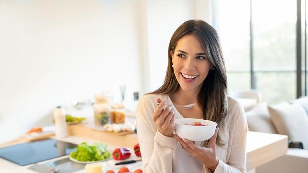 Ilustrasi wanita makan yoghurt