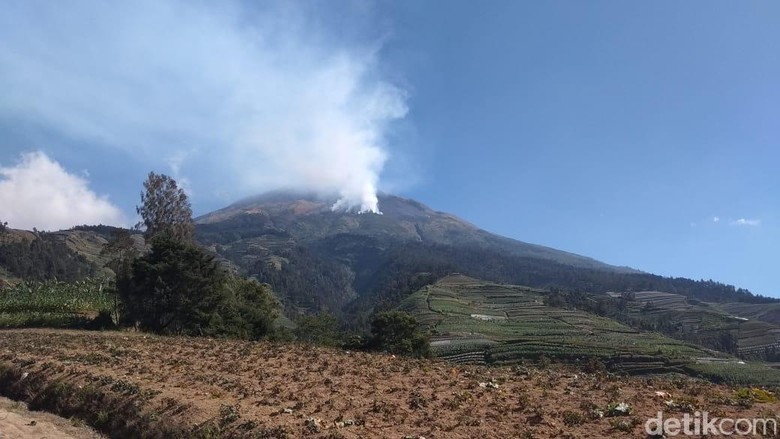 Kebakaran Lereng Gunung Sumbing, 70 Relawan Diberangkatkan ke Titik Api