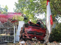 Truk Pertamina Tabrak Pagar Rumah di Jombang, Muatan Avtur Tumpah
