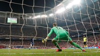 Sementara eksekutor kelima Chelsea, Tammy Abraham, gagal setelah tendangannya dihalau Adrian, memastikan Liverpool mengangkat trofi. Reuters/Murad Sezer.