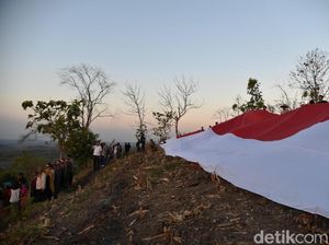 Peringati HUT RI, Bendera Merah Putih Raksasa Dibentangkan di Gunung Ratu