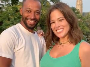 Ashley Graham Umumkan Kehamilan Pertamanya Usai 9 Tahun Nikah