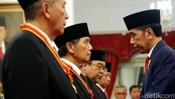 Jokowi Berikan Tanda Kehormatan Bintang Mahaputera