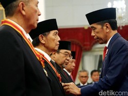 Hadi Poernomo Dapat Tanda Kehormatan dari Jokowi, Ini Kata Ryamizard