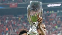 Mohamed Salah mengarak trofi di tengah lapangan. Reuters/Murad Sezer. 