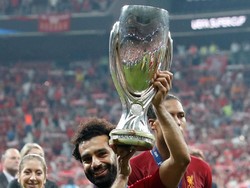 Mohamed Salah mengarak trofi di tengah lapangan. Reuters/Murad Sezer. 