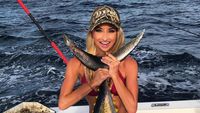 Pesona Emily, Pemancing Terseksi di Dunia yang Tangkap Ikan Seberat 100 Kg
