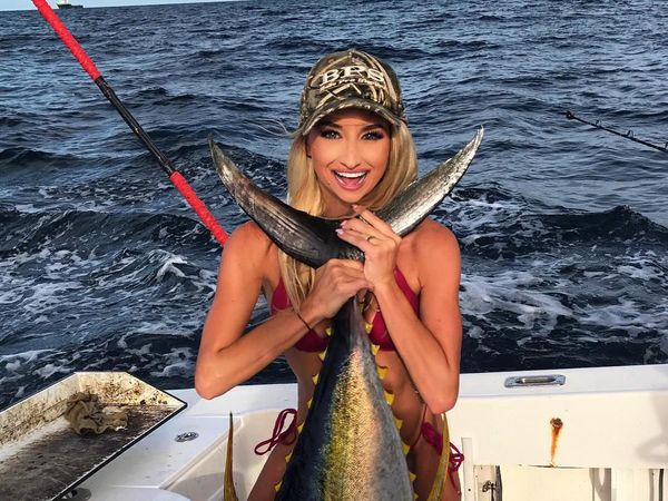 Pesona Emily, Pemancing Terseksi di Dunia yang Tangkap Ikan Seberat 100 Kg