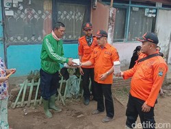 BPBD Bagikan Masker Bagi Warga Sukawana yang Terkena Abu Tangkuban Perahu