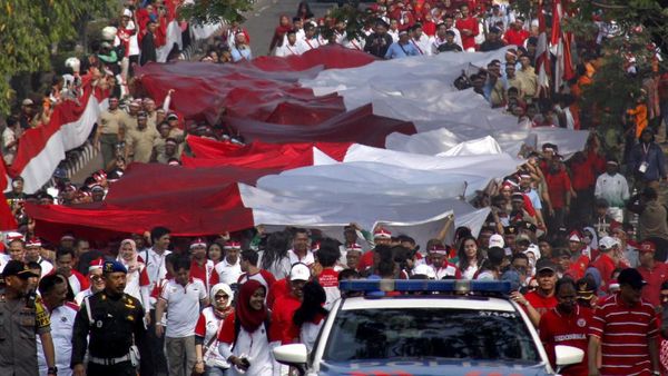 Kirab Bendera Merah Putih Raksasa Diarak di Cibinong