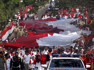Kirab Bendera Merah Putih Raksasa Diarak di Cibinong