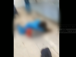 Video Dua Siswi SMP di Makassar Bergulat Gegara Saling Ejek Video Dua Siswi SMP di Makassar Bergulat Gegara Saling Ejek