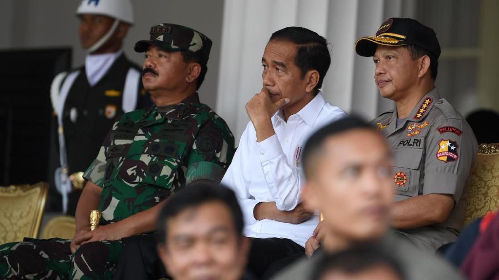 Diapit Panglima TNI-Kapolri, Jokowi Tinjau Gladi Upacara HUT RI