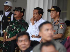 Diapit Panglima TNI-Kapolri, Jokowi Tinjau Gladi Upacara HUT RI