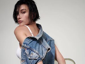 Hailey Bieber Bersolek Bak Putri Diana, Tiru Gaya Pakai Celana Sepeda