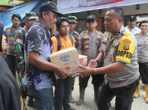 Jalur Palu-Sigi Bisa Dilalui, Bantuan untuk Korban Banjir Tersalurkan Jalur Palu-Sigi Bisa Dilalui, Bantuan untuk Korban Banjir Tersalurkan