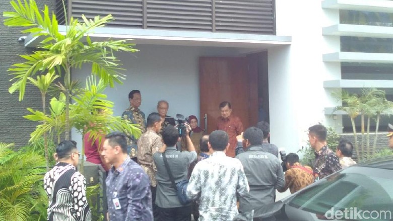 Wapres JK Bertamu ke Kediaman Buya Syafii di Yogya Wapres JK Bertamu ke Kediaman Buya Syafii di Yogya