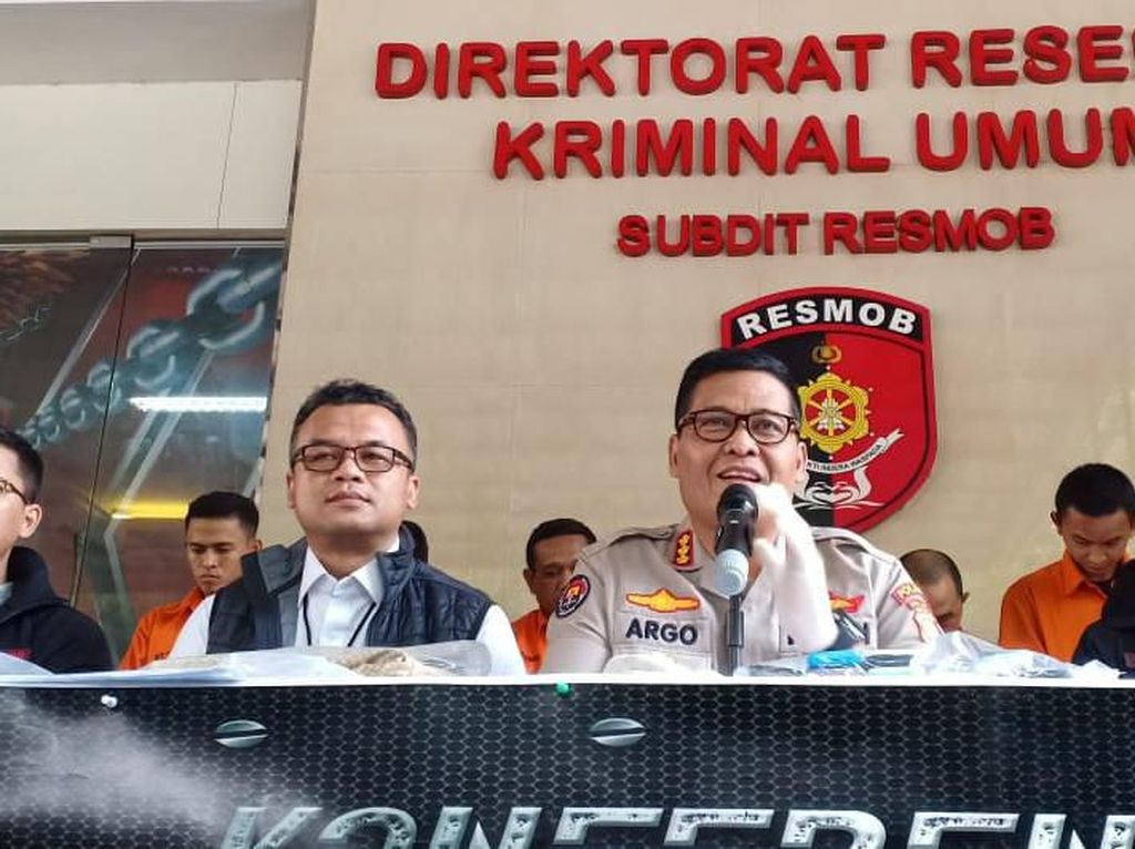 Perampok Mobil Mewah Dibekuk, Modusnya Bius Korban Pakai Obat Perangsang Perampok Mobil Mewah Dibekuk, Modusnya Bius Korban Pakai Obat Perangsang