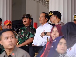 Jokowi Saksikan Geladi Bersih Upacara Bendera HUT RI di Istana