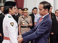 Jokowi Kukuhkan Paskibraka HUT Ke-74 RI di Istana