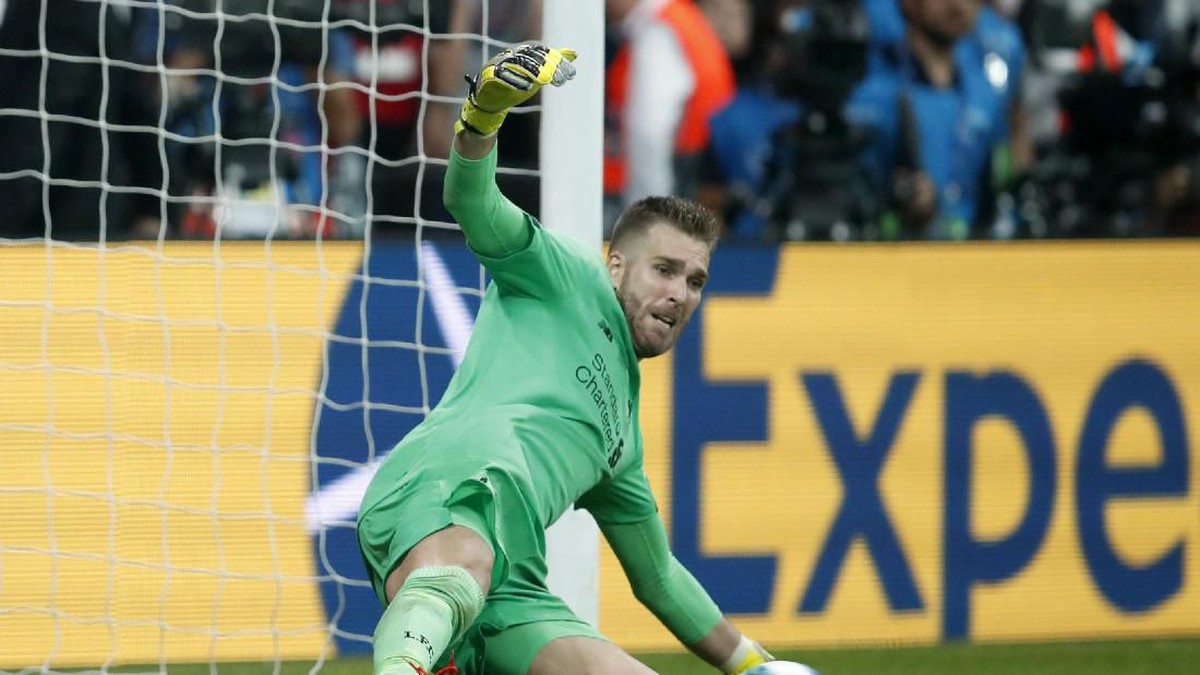 Penyelamatan Adrian gagal penalti Tammy dianggap tidak sah (Foto: AP Photo/Thanassis Stavrakis