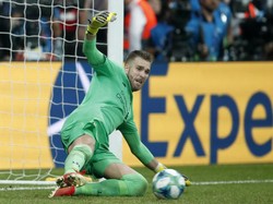 Detik-detik Adrian Ditekel Fans Liverpool Hingga Cedera
