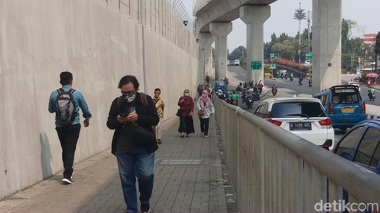 Warga Keluhkan Bau Pesing di Trotoar Menuju Stasiun MRT Lebak Bulus