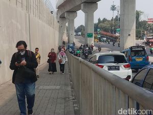 Warga Keluhkan Bau Pesing di Trotoar Menuju Stasiun MRT Lebak Bulus