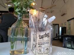 Nongkrong Asyik sambil Menyeruput Es Kopi Turbo