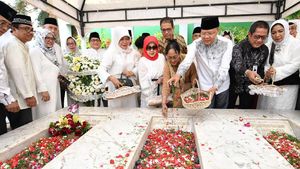 Sukmawati Ziarah ke Makam Fatmawati
