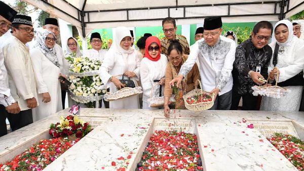 Sukmawati Ziarah ke Makam Fatmawati