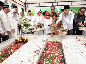 Sukmawati Ziarah ke Makam Fatmawati