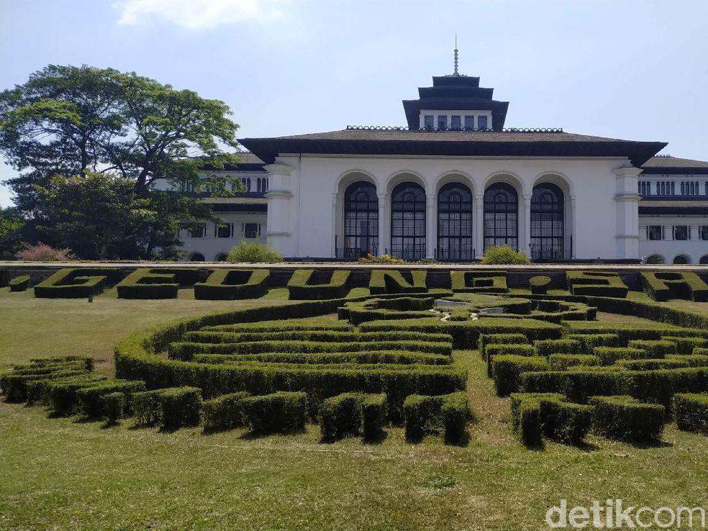 Foto-foto Syur Diduga PNS Pemprov Jabar Beredar di Medsos Foto-foto Syur Diduga PNS Pemprov Jabar Beredar di Medsos