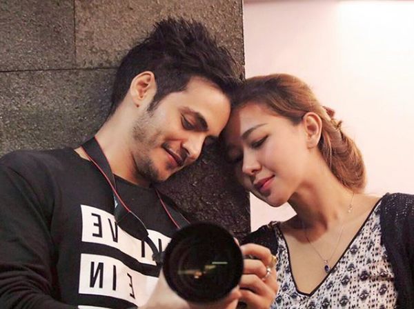 Melihat Kemesraan Ravi Bhatia si Bintang Jodha Akbar dan Istri