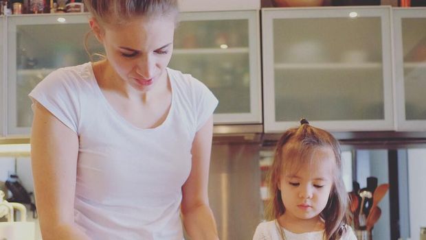 Istri Daniel Mananta, Viola bersama anak pertamanya